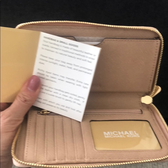 NEW Michael Kors Jet Set Travel wallet - Picture 6 of 6